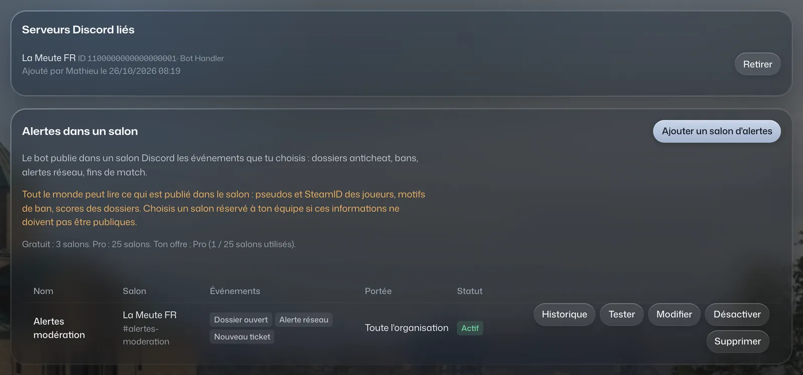 Réglages Discord : le serveur Discord lié, le salon des alertes de modération et la liste des commandes du bot.