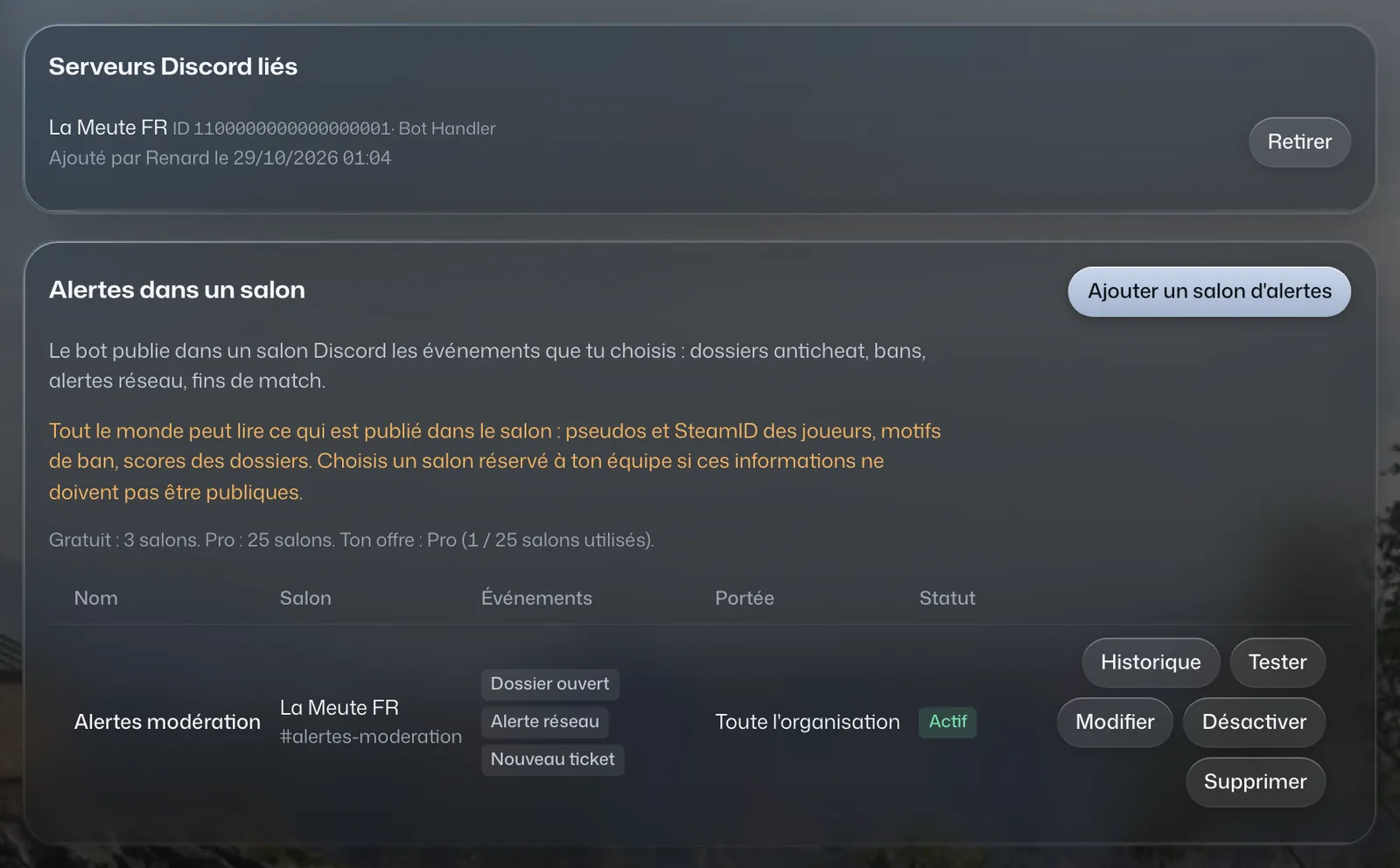 Réglages Discord : le serveur Discord lié, le salon des alertes de modération et la liste des commandes du bot.